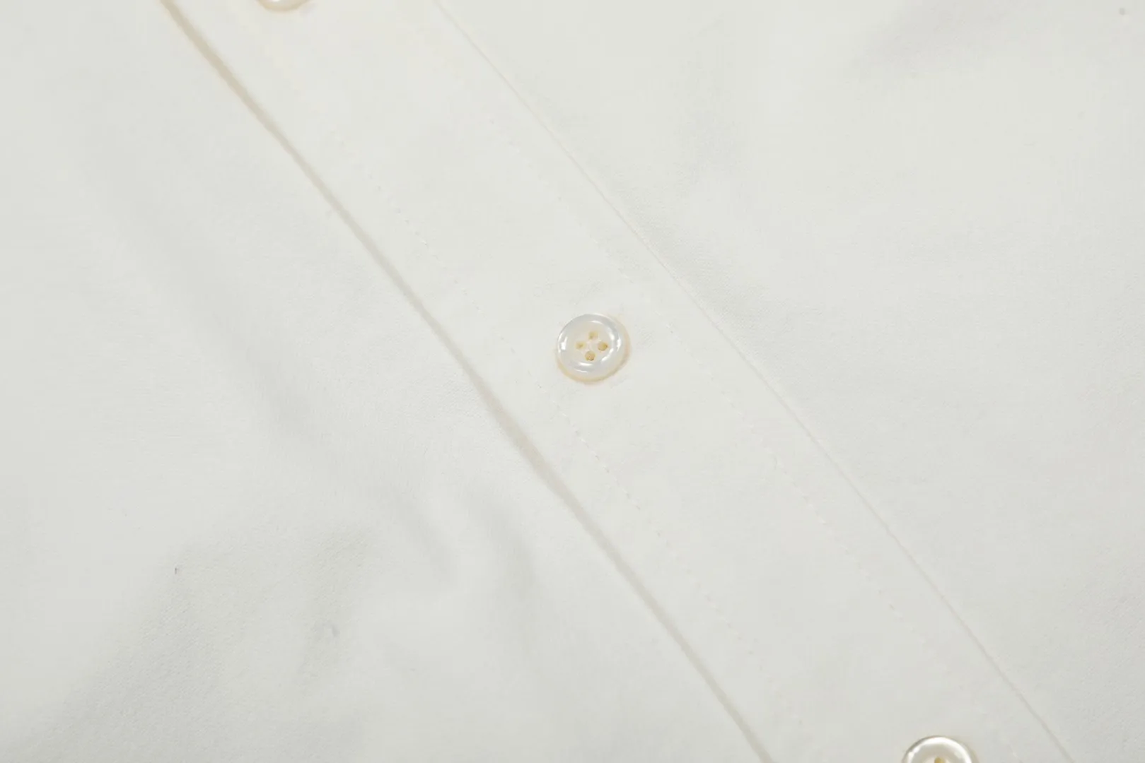 P250 Top quality" Style number: 8086# [Ralph Lauren classic basic evergreen versatile shirt long sleeves for all seasons] ✅Ralph Lauren classic Oxford spun old money style unisex couple shirt long sleeves ✅Top ceiling quality ZP original development. You can compare the real thing with the market version at will. ✅Using the original custom-woven and dyed pure cotton Oxford spinning, strong three-dimensional effect, breathable and anti-wrinkle material, comfortable upper body. ✅Washing treatment, tight and soft texture, full and exquisite embroidery. Excellent sense of quality ✅Simple and versatile, perfect for lazy people to wear. This is the charm of shirts. Basic and classic. ✅The upper body looks much better than the real thing. It can be worn alone or worn in all seasons. It is highly recommended for couples. Size: S-XL. Color: Navy blue, white, pink, light blue, khaki, charcoal gray.